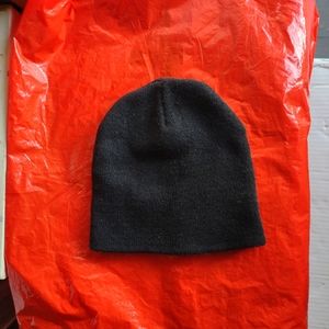 MEN'S BLACK KNIT BEANIE. ONE SIZE.
